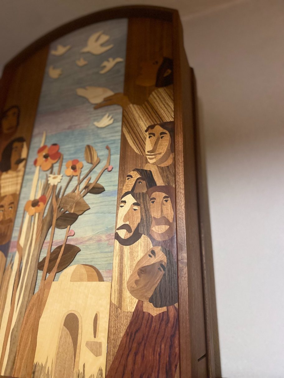 Hängeschrank mit Intarsie