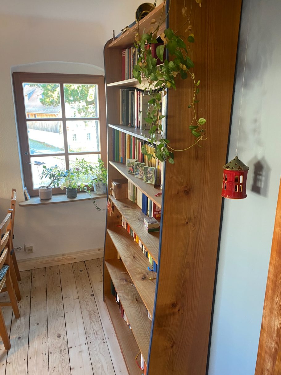 Bücherregal in Kirschbaum