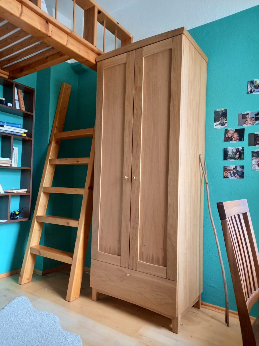 Kleiderschrank in Eiche